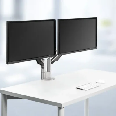 dubbele monitorarm met twee beeldschermen erop